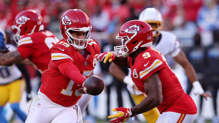 Kansas City Chiefs quarterback Patrick Mahomes (15) hands the ball off to Kansas City Chiefs running back Kenneth Walker III (9). Kansas City Chiefs quarterback Patrick Mahomes (15) hands the ball off to Kansas City Chiefs running back Kenneth Walker III (9).