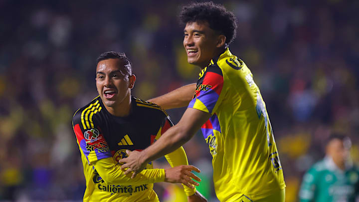 Érick Sánchez e Isaías Violante festejan un gol ante León