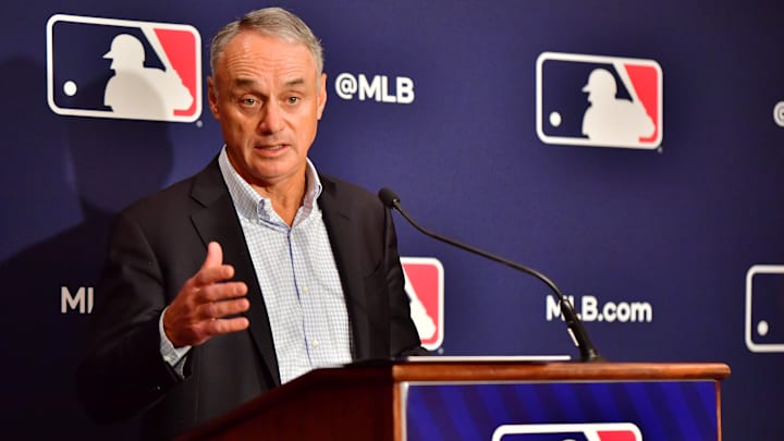 El comisionado Rob Manfred está al frente de las negociaciones