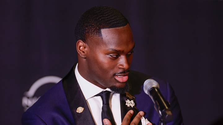 En una temporada definida por detalles mínimos y exigencia constante, Jeremiyah Love se convirtió en el eje del ataque de Notre Dame, aun cuando el desenlace dejó al programa fuera del playoff. En una temporada definida por detalles mínimos y exigencia constante, Jeremiyah Love se convirtió en el eje del ataque de Notre Dame, aun cuando el desenlace dejó al programa fuera del playoff.