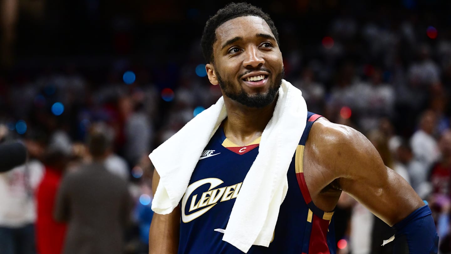Donovan Mitchell's Second Half Powers Cavs Over Pistons in Game 4
