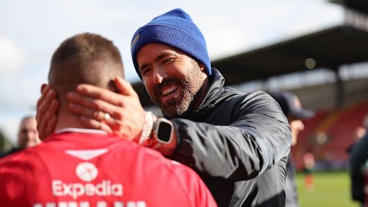 Les joueurs de Wrexham récompensés par Ryan Reynolds.