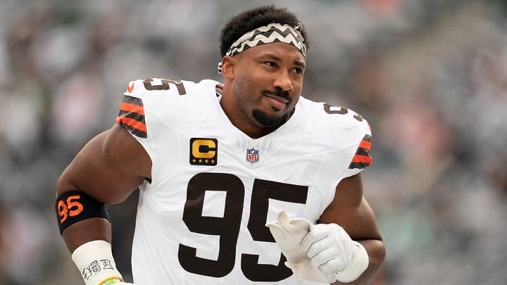 Cleveland Browns defensive end Myles Garrett (95) warms up before an NFL Week 10 game between the New York Jets and the Cleveland Browns at MetLife Stadium on Sunday, Nov. 9, 2025.