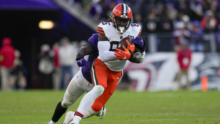 Nov 12, 2023; Baltimore, Maryland, USA;  Cleveland Browns tight end David Njoku (85) runs with the ball as Baltimore Ravens linebacker Roquan Smith (0) defends during the second half at M&T Bank Stadium. Mandatory Credit: Jessica Rapfogel-USA TODAY Sports