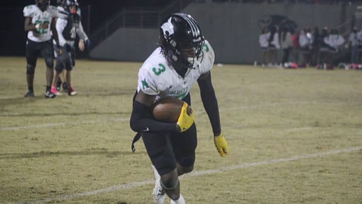 Bluffton (S.C.) 4-star recruit Carnell Warren had 846 yards and 14 touchdowns as a junior last season. He will be playing in the Under Armour Next All-American game at 4 p.m. Thursday in DeLand, Fla.