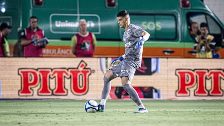 Gabriel Brazão foi bastante criticado por atuação na derrota para o Goiás