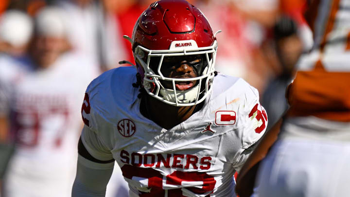 Oct 11, 2025; Dallas, Texas, USA; Oklahoma Sooners defensive lineman R Mason Thomas (32) during the game between the Texas Longhorns and the Oklahoma Sooners at the Cotton Bowl. Mandatory Credit: Jerome Miron-Imagn Images