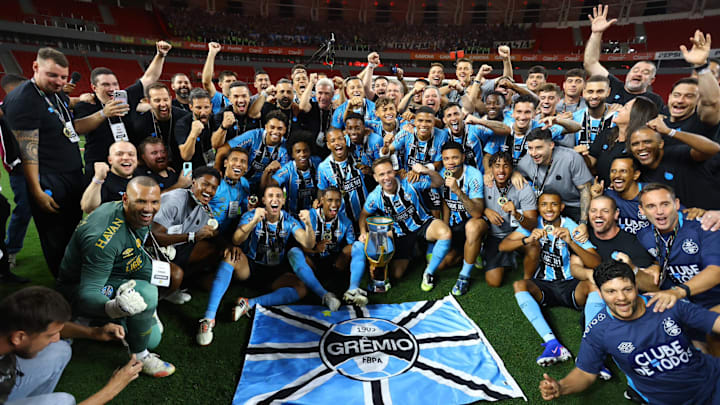 Grêmio levantou a taça na casa do rival após 20 anos Grêmio levantou a taça na casa do rival após 20 anos