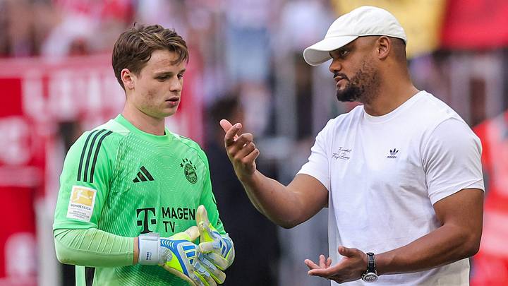 Jonas Urbig (l.) mit Vincent Kompany Jonas Urbig (l.) mit Vincent Kompany