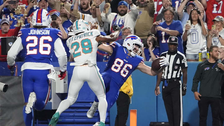 Bills tight end Dalton Kincaid (86) scores a touchdown against the Dolphins Thursday night.