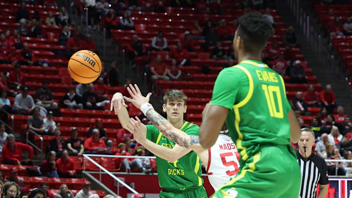 Jan 21, 2024; Salt Lake City, Utah, USA; Oregon Ducks guard Brennan Rigsby (4) passes to forward Kwame Evans Jr. (10)