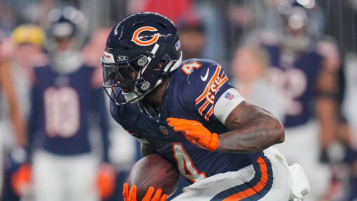 Chicago Bears running back D'Andre Swift (4) runs with the ball