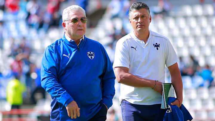 Víctor Manuel Vucetich, DT de Rayados, junto a su auxiliar Sergio Almaguer, en el duelo contra Pachuca. Víctor Manuel Vucetich, DT de Rayados, junto a su auxiliar Sergio Almaguer, en el duelo contra Pachuca.