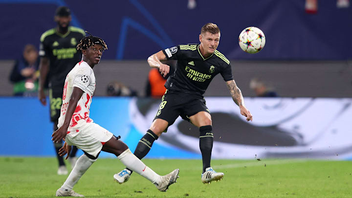 Kann den Pass von Toni Kroos nicht verhindern: Amadou Haidara (l.)