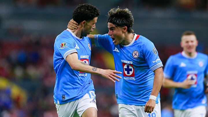 El uruguayo Ignacio Rivero y Luka Romero festejan el gol