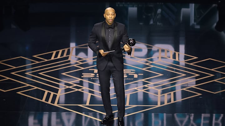 Thierry Henry konnte Messi den Pokal nicht persönlich überreichen