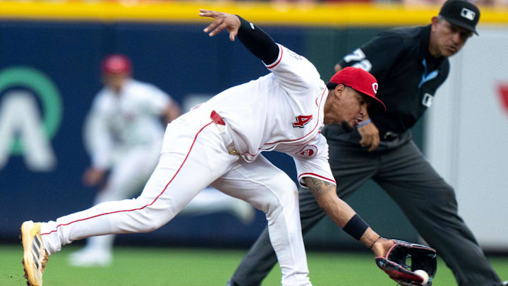 Cincinnati Reds third baseman Santiago Espinal (4) catches a line drive in the sixth inning between Cincinnati Reds and Philadelphia Phillies at Great American Ball Park in Cincinnati on Aug. 13, 2025.