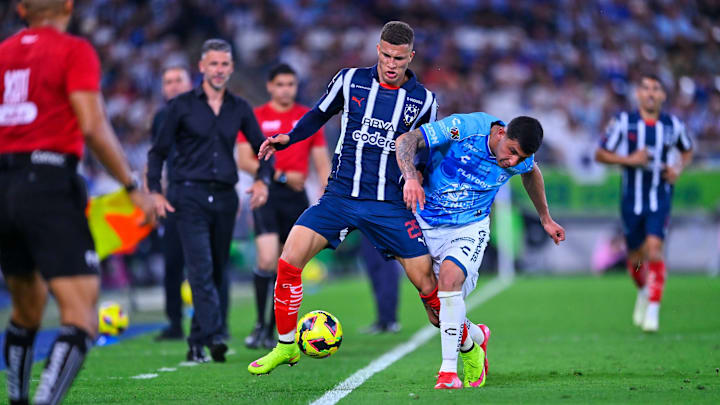Liga BBVA MX Clausura 2025 Monterrey 1-2 Pachuca - Play In Nelson Deossa fights for the ball with Bryan Gonzalez