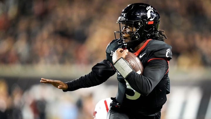 Cincinnati Bearcats quarterback Emory Jones (5)