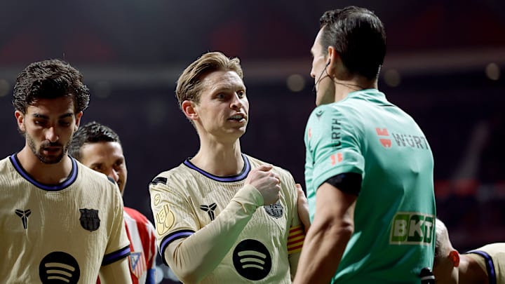 Frenkie de Jong in der Diskussion mit dem Schiedsrichter Frenkie de Jong in der Diskussion mit dem Schiedsrichter