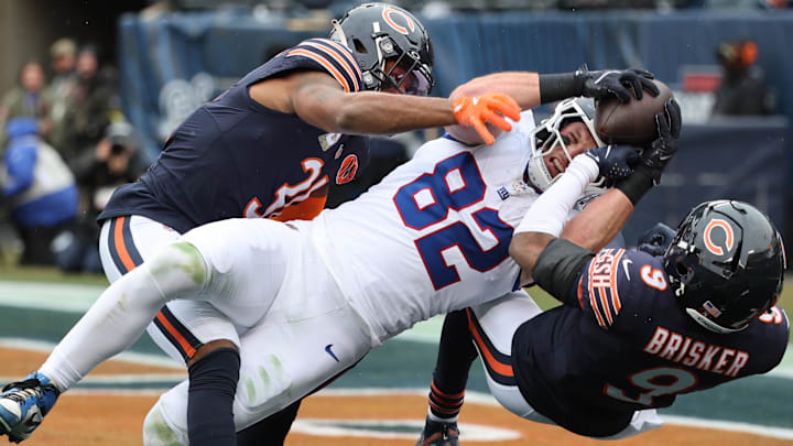 Giants tight end Daniel Bellinger can't make the catch over Bears safety Jaquan Brisker in Sunday's win, and Brisker was fine after the play despite an injury scare.