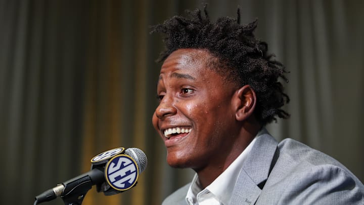 Missouri Tigers defensive end Zion Young