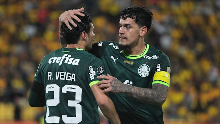 Raphael Veiga e Gustavo Gómez marcaram os gols do Palmeiras em Guayaquil