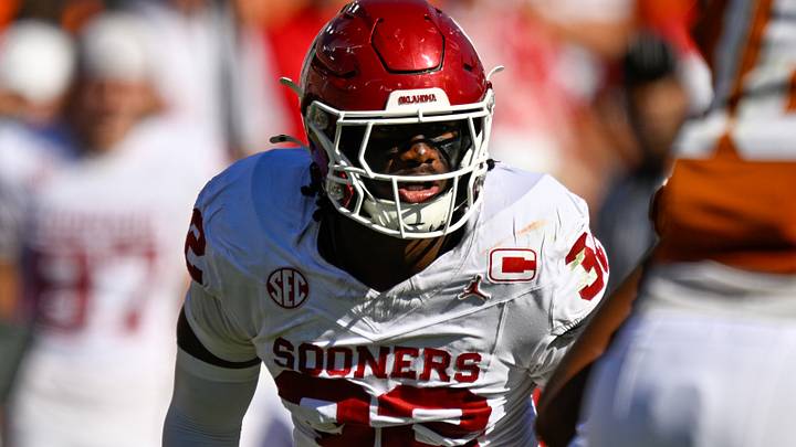 Oct 11, 2025; Dallas, Texas, USA; Oklahoma Sooners defensive lineman R Mason Thomas (32) during the game between the Texas Longhorns and the Oklahoma Sooners at the Cotton Bowl. Mandatory Credit: Jerome Miron-Imagn Images Oct 11, 2025; Dallas, Texas, USA; Oklahoma Sooners defensive lineman R Mason Thomas (32) during the game between the Texas Longhorns and the Oklahoma Sooners at the Cotton Bowl. Mandatory Credit: Jerome Miron-Imagn Images