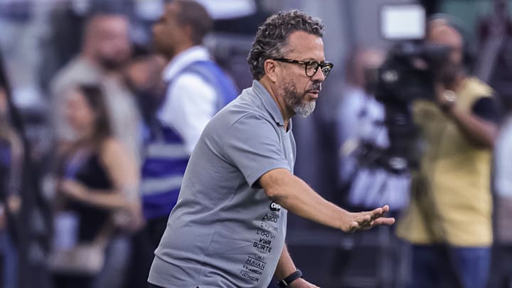 CEO do Santos analisa trabalho de Cleber Xavier