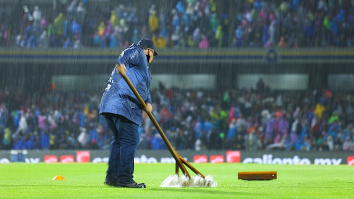 Los trabajadores buscan dejar listo el césped para el encuentro