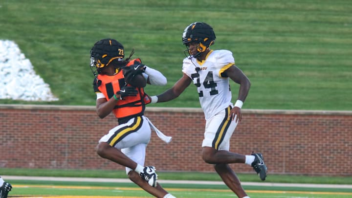Aug. 17, 2024: Columbia, Missouri; Missouri Tigers cornerback Nic Deloach (24) in coverage at the team's annual fan night practice at Faurot Field. Aug. 17, 2024: Columbia, Missouri; Missouri Tigers cornerback Nic Deloach (24) in coverage at the team's annual fan night practice at Faurot Field.