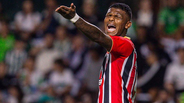 Arboleda foi para o Equador sem avisar o clube Arboleda foi para o Equador sem avisar o clube