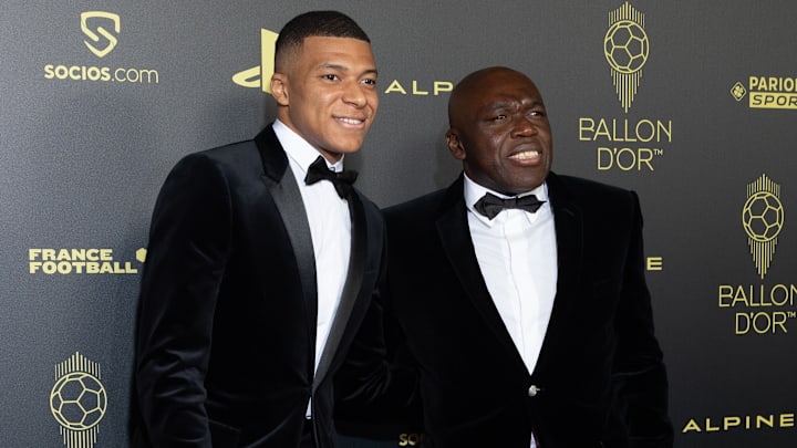 Kylian Mbappé y su padre William en una de las entregas del Balón de Oro 