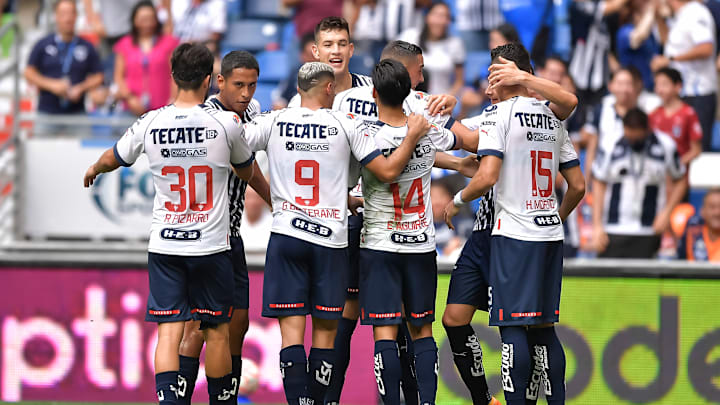 Jugadores de Rayados de Monterrey celebran un gol.