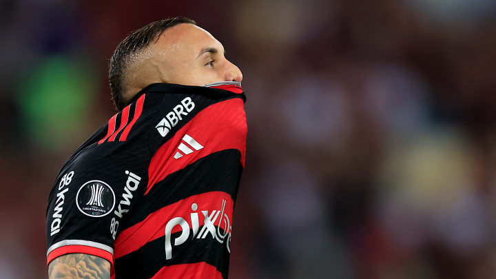 Com problema físico, Everton Cebolinha desfalca o Flamengo na Ligga Arena. Com problema físico, Everton Cebolinha desfalca o Flamengo na Ligga Arena.