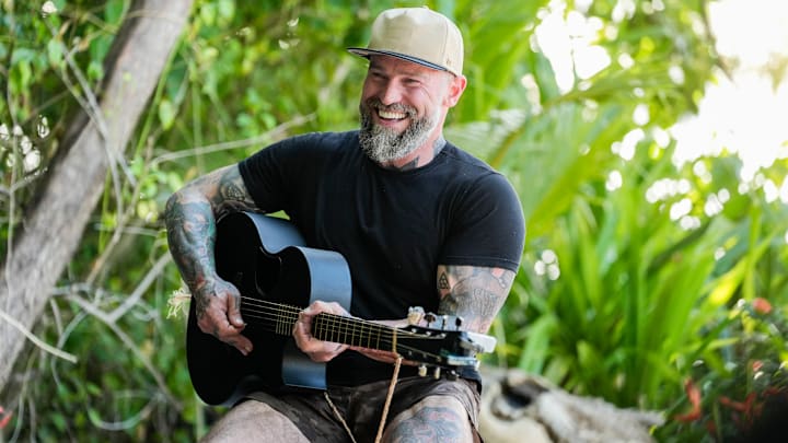 “Knife to the Heart” – Castaways help pass the time on their beach by hosting the “Survivor 50 Talent Show”. Another boomerang idol is discovered, and players must decide whether to send it to an ally or an adversary. Then, the biggest reward of the season is on the line as tribes compete for immunity and a special afternoon with country music star and SURVIVOR superfan, Zac Brown, on SURVIVOR 50. Photo: Robert Voets/CBS ©2025 CBS Broadcasting, Inc. All Rights Reserved.