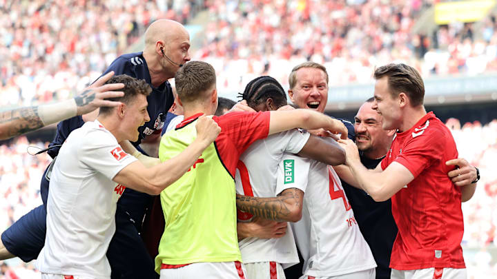 Der 1. FC Köln bejubelt den Siegtreffer von Damion Downs