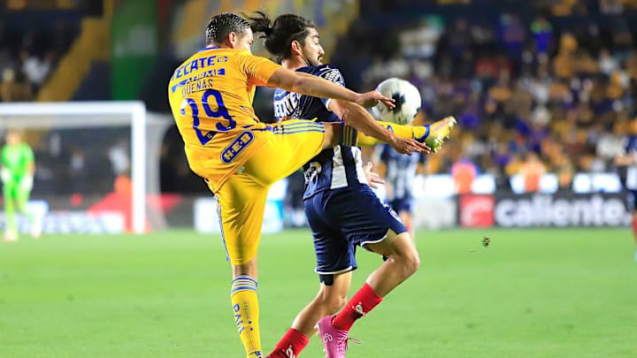 Rodolfo Pizarro en la pelea de un balón.