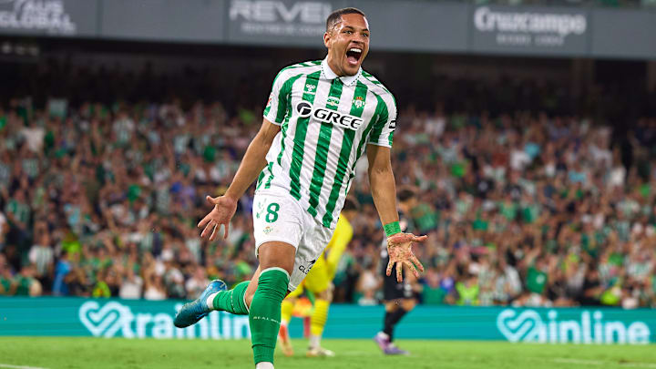 Vitor Roque voltou a sorrir após a transferência para Sevilha. 