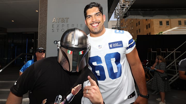 Isaac Alarcón jugaba para los Dallas Cowboys, quienes lo cortaron antes de que inicie la última temporada de la NFL