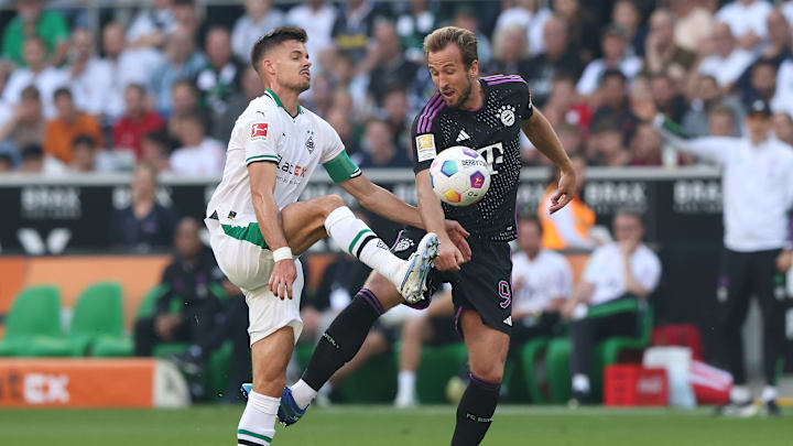 Julian Weigl (l.) im Duell mit Harry Kane Julian Weigl (l.) im Duell mit Harry Kane