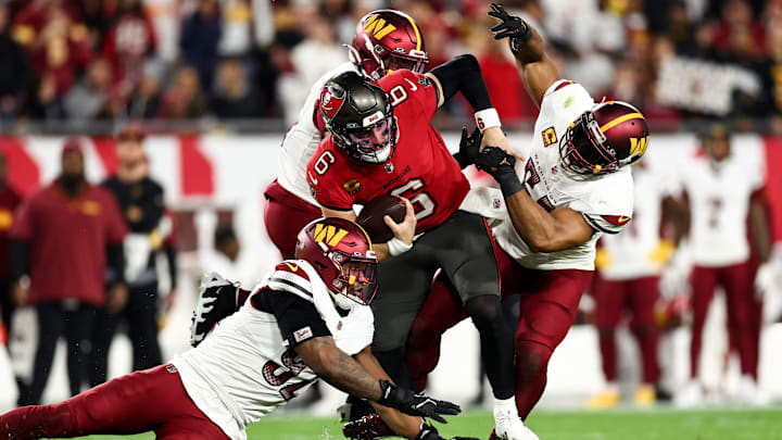 NFC Wild Card Playoffs: Tampa Bay Buccaneers QB Baker Mayfield ripped off an angry run and trucked All-Pro Bobby Wagner.