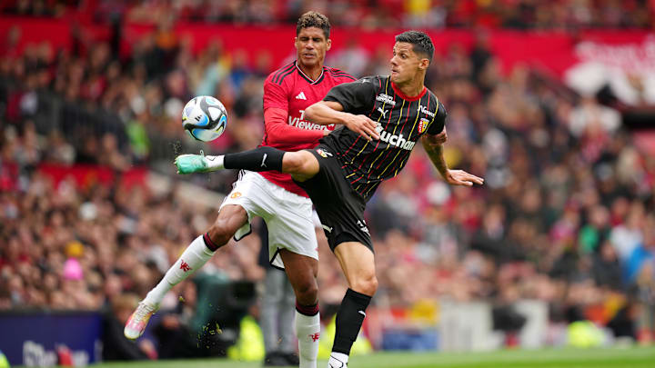 Florian Sotoca au duel avec Raphaël Varane Florian Sotoca au duel avec Raphaël Varane