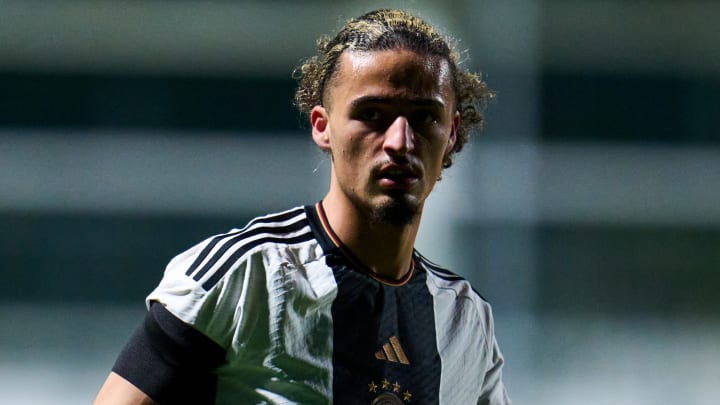 Taylan Bulut, hier bei der U18-Nationalmannschaft, spielt sich im Trainingslager von S04 in den Fokus 