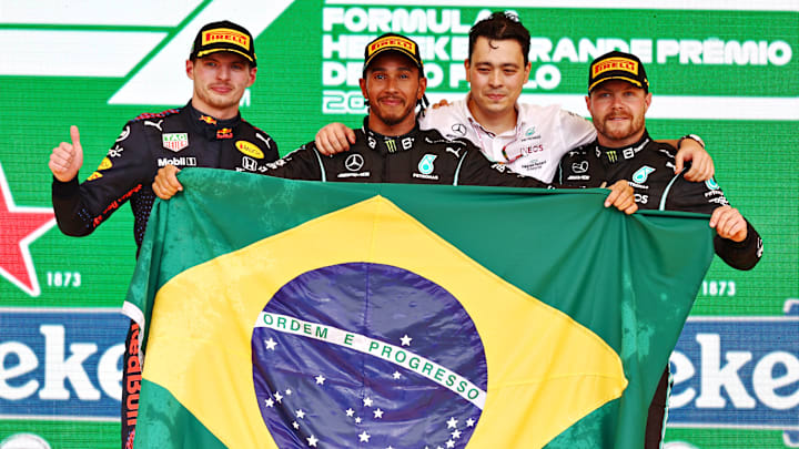 Lewis Hamilton, Max Verstappen y Valtteri Bottas luciendo la bandera de Brasil en uno de los grandes premios de ese país