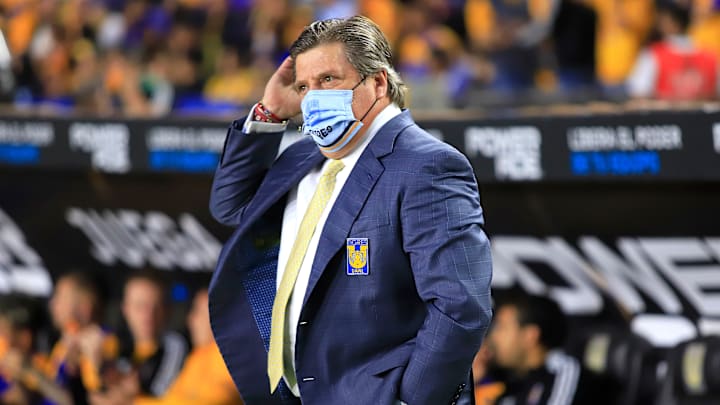 Miguel Herrera dio charla motivacional a sus jugadores en el Clásico Regio