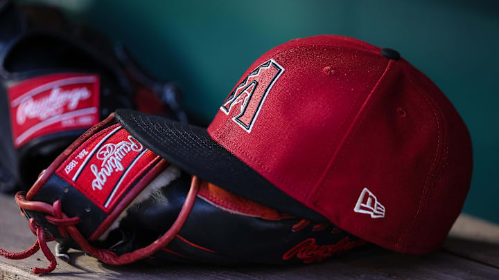 Jun 7, 2023; Washington, District of Columbia, USA; A general view of an Arizona Diamondbacks hat and Rawlings glove in the dugout during the fifth inning of the game against the Washington Nationals at Nationals Park. Mandatory Credit: Scott Taetsch-Imagn Images