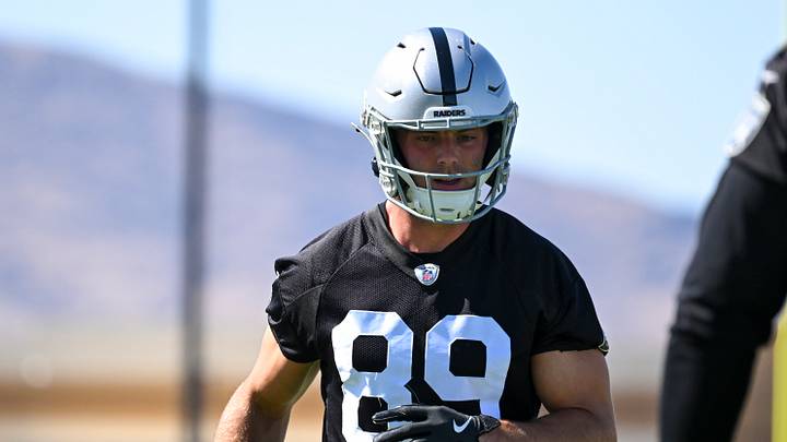 Las Vegas Raiders tight end Brock Bowers (89) warms up during organized team activities at Intermountain Health Performance Center. Mandatory Credit: Candice Ward-Imagn Images Las Vegas Raiders tight end Brock Bowers (89) warms up during organized team activities at Intermountain Health Performance Center. Mandatory Credit: Candice Ward-Imagn Images