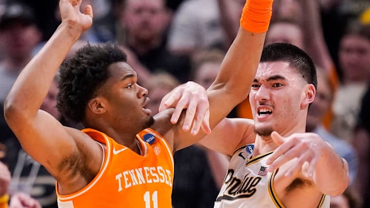 Purdue Boilermakers center Zach Edey (15) passes the ball against Tennessee Volunteers forward Tobe