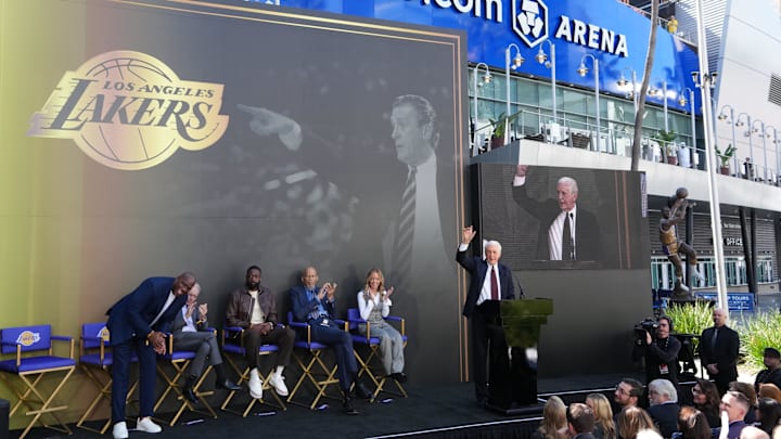 Pat Riley también tiene su estatua afuera del recinto de los Lakers